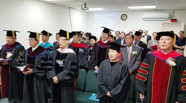 미주크리스천신학대학교가 졸업예배 및 학위수여식을 거행했다. 