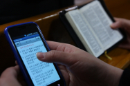 한 교회에서 스마트폰으로 성경을 검색하는 성도와 성경책을 읽는 성도의 모습. 