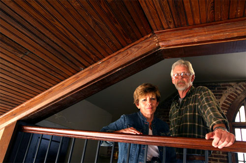 버려진 교회를 수리해온 리차드 맥마한과 셜리 보울린 커플