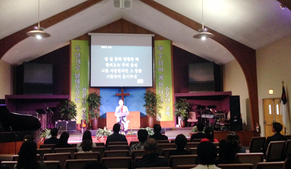 전용대 목사가 남가주벧엘교회에서 간증하고 있다. 