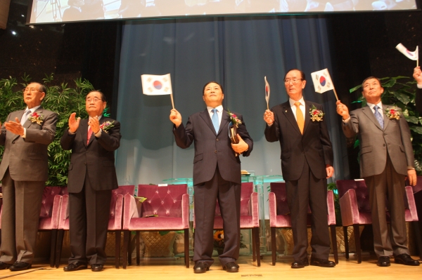 ▲태극기를 흔들고 있는 소강석 목사(가운데)