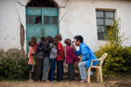 우간다에서 아이들의 눈을 진료하고 있는 김동해 이사장. ⓒ비전케어