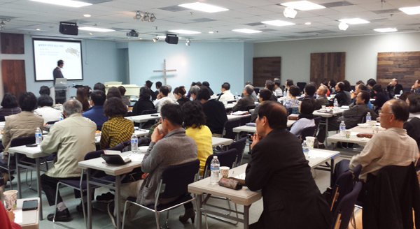 “하나님의 마음을 알아가는 성경 공부”가 뜨거운 열기 가운데 진행되는 모습