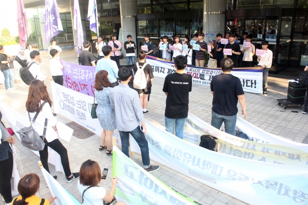 ▲신학생들이 한국기독교연합회관 앞에서 현수막 등을 든 채 시위를 벌이고 있다. ⓒ김진영 기자