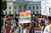 백악관 앞을 지나가는 LGBTQ 퍼레이드 참가자들.