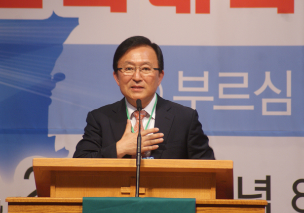 장동신 목사가 광고하고 있다.