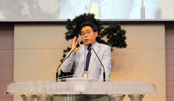 강웅산 교수가 발표하고 있다. ⓒ이대웅 기자