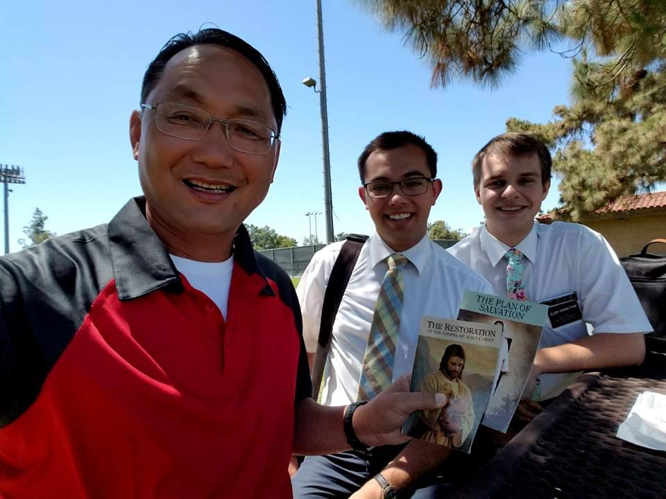 ▲유성민 목사가 몰몬들에게 복음을 전하고 있다 