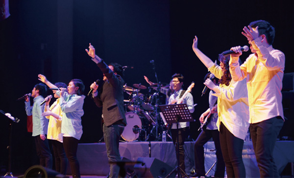 리디머 프레이즈 찬양 집회 모습