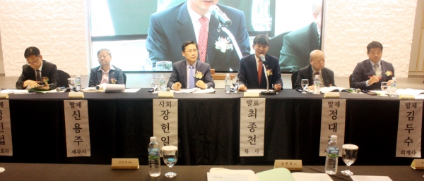 ▲콘퍼런스 당시 발제자들의 발표 모습. (왼쪽부터 순서대로) 정인섭 변호사, 신용주 세무사, 장현일 목사(사회), 최종천 목사, 정대진 세무사, 김두수 회계사
