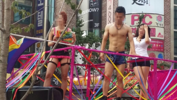 ▲2014년 서울 신촌에서 열린 퀴어문화축제 당시 반나체로 거리를 활보하던 이들의 모습