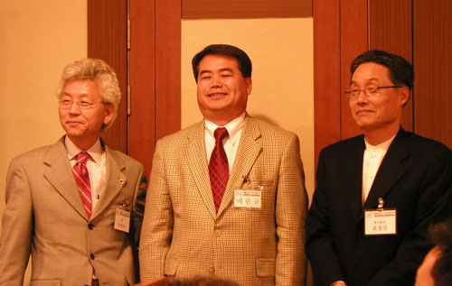 (왼쪽부터) 은종국 직전회장, 배현규 신임회장, 표창선 신임부회장.