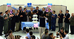 31주년을 축하하고자 모인 서삼정 담임목사와 성도들