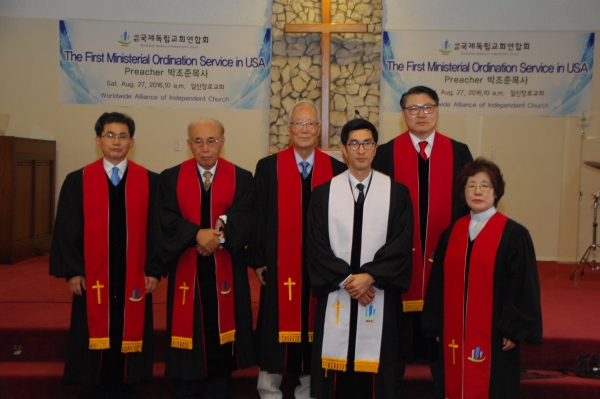 ▲지난해 제1회 미국목사안수식 기념촬영 모습. ⓒ웨이크