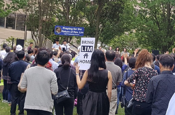지난달 29일 토론토 멜라스턴 광장에서 열린 임현수 목사 무사 귀환 촉구 기도회에 몰린 인파의 모습. ©RFA