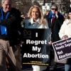 ▲미네소타주 세인터폴에 위치한 낙태 클리닉에서 두 명의 여성들이 피켓을 들고 시위하고 있다. ⓒ 애나 레빈즌