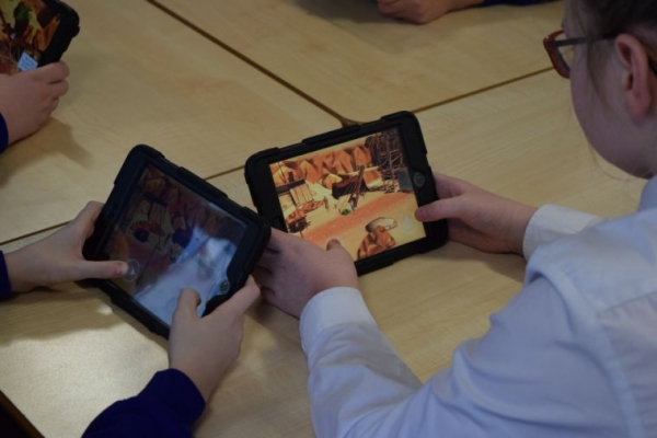 ▲어린이들이 성경 애플리케이션 게임을 하고 있다. ⓒ영국 크리스천투데이