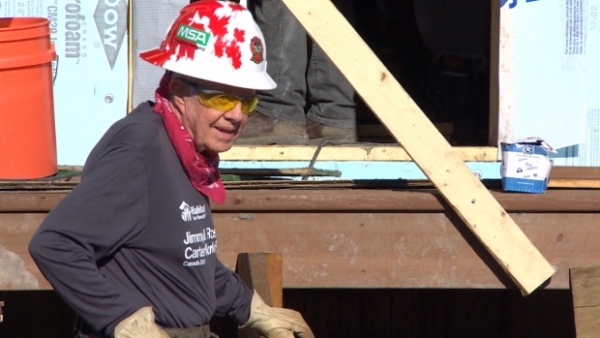 ▲13일 봉사활동 중인 지미 카터. ⓒ해비타트 제공