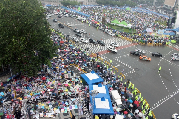 ▲동성애퀴어축제 반대 국민대회(아래)와 퀴어문화축제(위)가 도로 하나를 사이에 두고 동시에 진행됐다. ⓒ김진영 기자