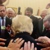 ▲도널드 트럼프 미국 대통령이 지난 10일(현지시간) 백악관 자신의 집무실에서 가진 기도회에서 무름을 꿇은 채 목회자들로부터 뜨거운 기도를 받고 있다. ⓒ조니 무어 목사 트위터