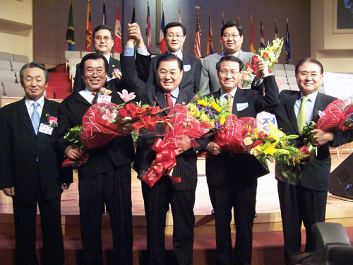 교협 총회 이후-김수웅 목사, 박진하 목사, 이종명 목사, 강현석 장로, 최창섭 목사, 황동익 목사, 정수명 목사, 조명철 목사(윗줄 왼쪽부터 시계방향으로) 