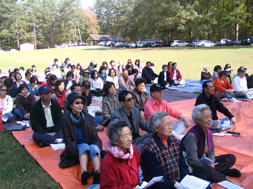 야외예배 장소에서 간단한 예배를 드리는 성도들. 