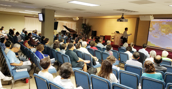 김권수 목사가 선교 여행 경로에 따라 사도 바울이 집필한 서신들에 관해 설명하고 있다.
