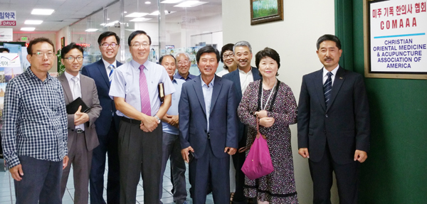 사무실 개원식을 마친 후 현판식도 이뤄졌다. 