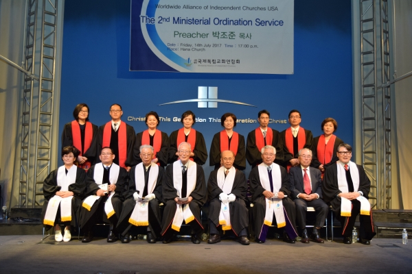 ▲주요 참석자들이 이날 안수를 받은 8명의 새내기 목사들과 함께 기념촬영을 하고 있다. ⓒ웨이크