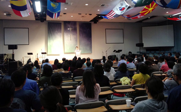 개그우먼 조혜련 집사가 간증하고 있다. 