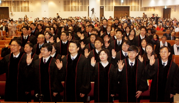 카이캄에서 목사 안수 대상자들이 서약을 하고 있는 모습.