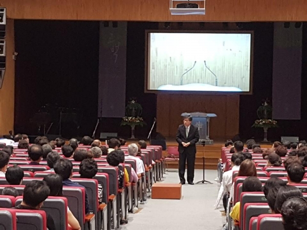 ▲오대식 목사가 마이크 없이 청중들에게로 다가가 설교하는 모습. ⓒ페이스북 캡처