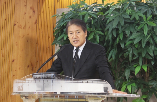 ▲23일 분당 샘물교회에서 열린 순교자기념 연합예배에서 박은조 은혜샘물교회 목사가 '별과 같이 빛나는 사람'이라는 제목으로 말씀을 전하고 있다. ⓒ이지희 기자