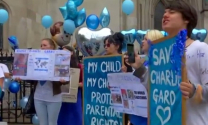▲희귀병을 앓고 있는 아기 찰리 가드에 대한 법원의 연명치료 중단 결정을 비판하는 이들이 피켓을 들고 시위에 나서고 있다. ⓒ로이터 보도화면 캡쳐