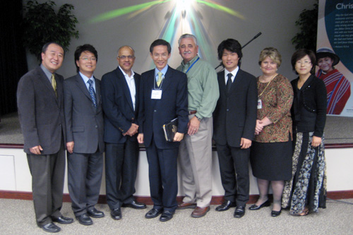 (왼쪽부터) 박준서 본부장, 전병철 목사(동양선교교회 청년부), 아툴 텐던 마케팅 총괄 부회장, 강준민 목사, 마티 론스데일 아동결연 담당 부회장, 윤한빈 첼리스트, 신디 웨이플 채플 코디네이터, 윤한빈군 어머니.