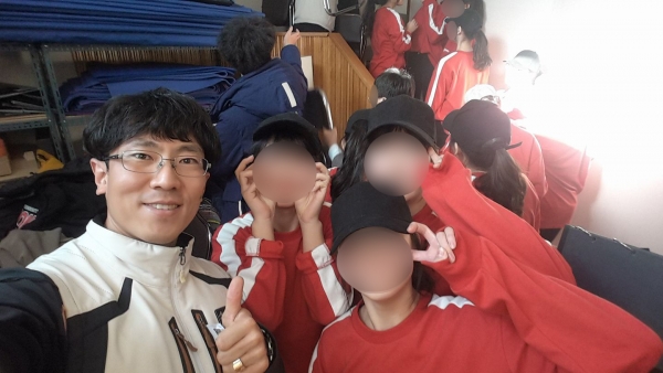 ▲학생들과 함께 사진을 찍은 손덕제 교사