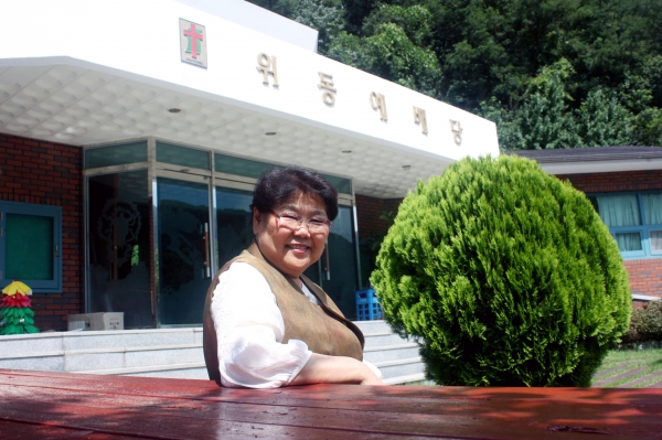 ▲위동교회 앞 벤치에 앉아 포즈를 취한 이상출 목사. ⓒ김진영 기자