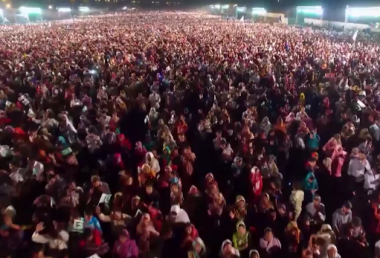 카라치 전도집회에 모인 수많은 무슬림들. ⓒCBN 뉴스