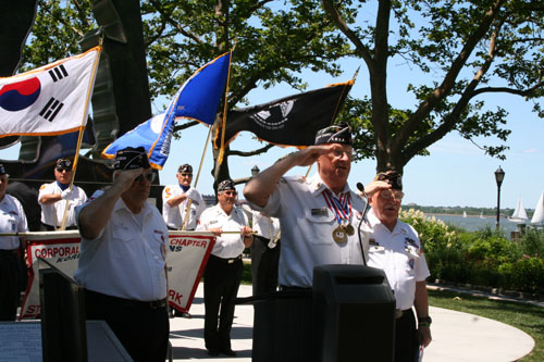 스태튼 아일랜드 지역의 한인들과 한국전쟁 참전용사들은 매년 6월 25일 기념예배를 드리고 있다.