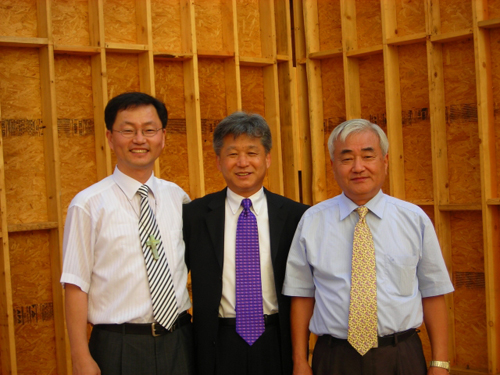 새성전 앞에서 김춘기 목사(가운데)와 교역자들.