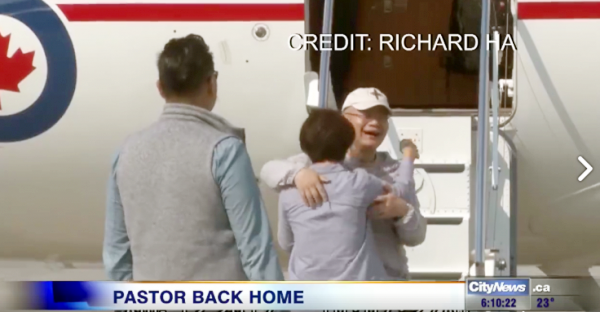▲캐나다 공항에서 가족들과 상봉하고 있는 임현수 목사.