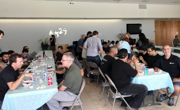 얼바인 온누리교회가 창립 14주년을 맞이해 기쁨과 감사를 이웃들과 나누었다.