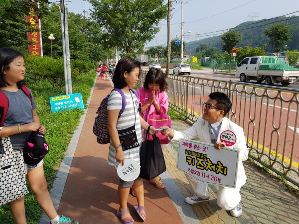 ▲학교 앞 전도 중인 박연훈 목사 ⓒ키즈처치리바이벌