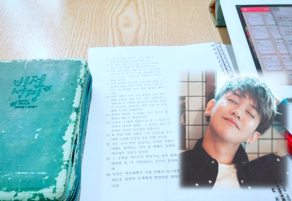 ▲가수 강균성이 레위기 성경공부를 끝낸 소식을 전했다. 함께 올린 사진에는 성경책과 레위기 마지막 장인 27장이 인쇄된 노트 등이 보인다. ⓒ강균성 인스타그램