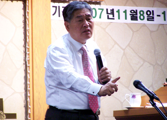 호세길 목사는 낙원장로교회 부흥성회를 인도하고 있다.