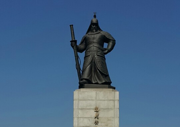 ▲광화문광장의 이순신 동상.