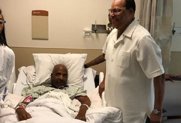 ▲병실에 누워있는 파라칸 대표와 래리 트로터 목사의 모습. ⓒ래리 트로터 사제 제공