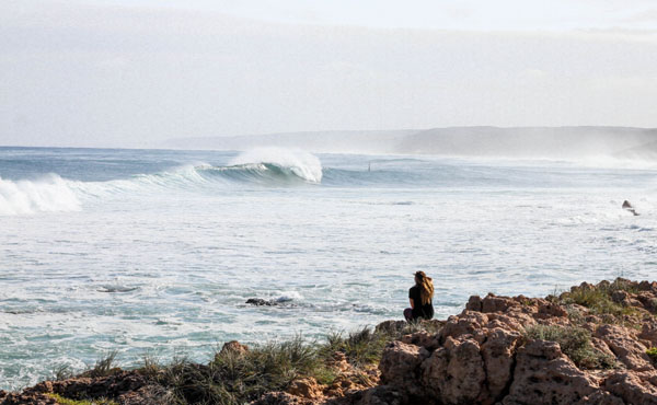 ▲사단은 직접 또는 그리스도인이든 아니든 다른 사람을 통해서 하나님이 가라고 하신 곳에 가지 않고, 차라리 안전한 곳에 머무르면서도 얼마든지 하나님 사역을 확장할 수 있으며, 하나님이 그것을 이해하실 것이라는 생각을 불어넣는다. 또한, 가족을 잘 돌보고 직장에서 본이 되는 것에 만족하게 하여 다른 사람에게 말로 전도하지 못하게 하거나, 다른 일을 위해 희생하지 못하게 한다. ⓒJeremy Bishop