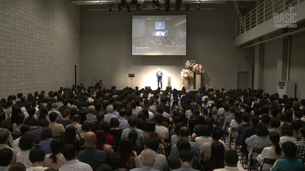 ▲베이직교회가 새로운 장소에서 주일예배를 드리고 있다. ⓒBASIC COMMUNITY CHURCH