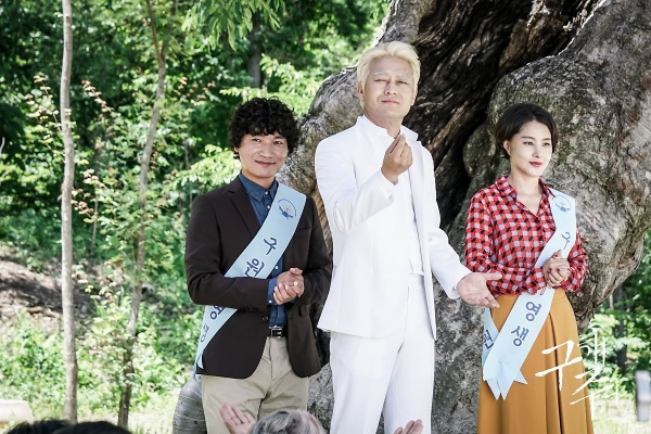 ▲<구해줘>의 이단묘사는 혹세무민(惑世誣民)이라는 말의 의미를 절감하게 한다.